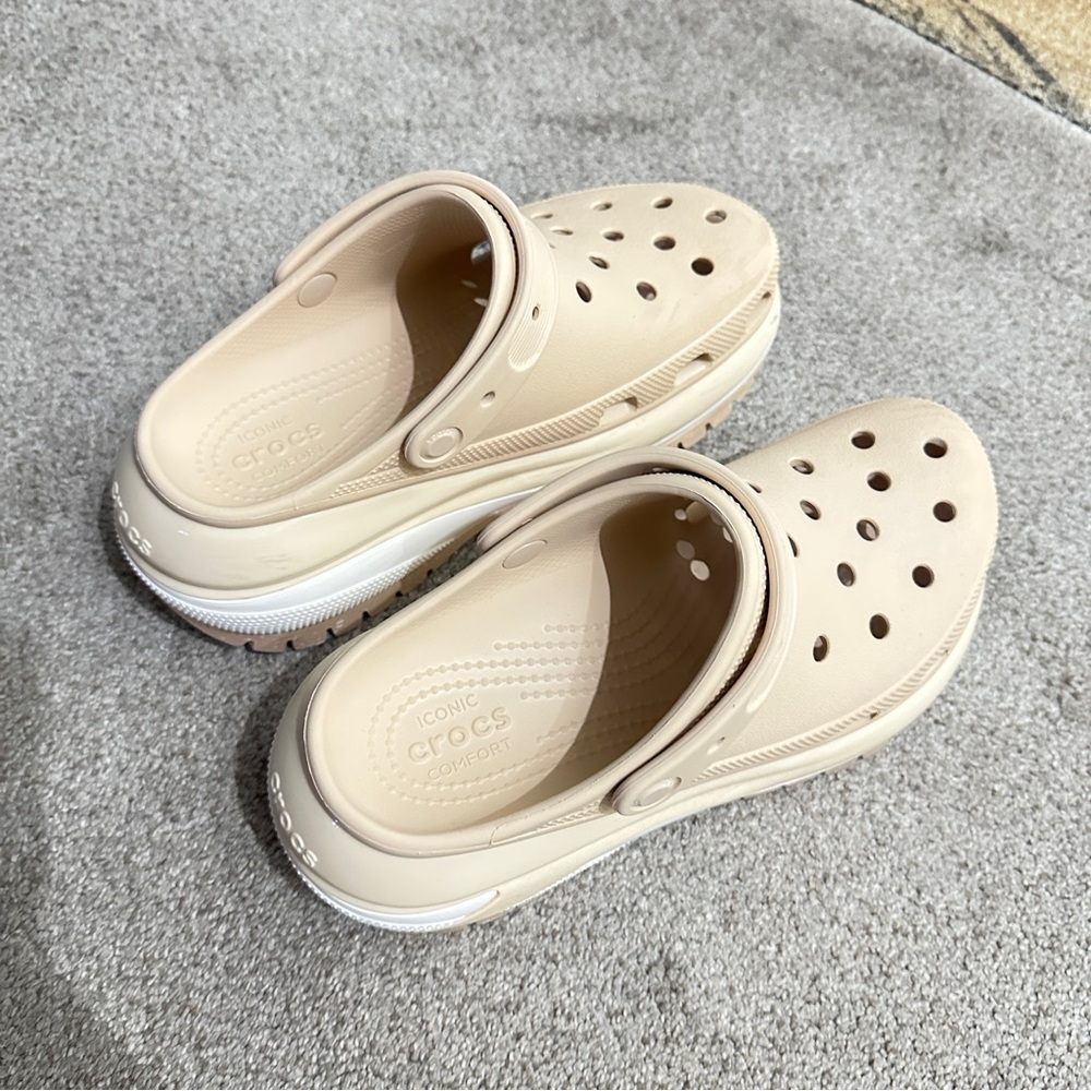 CROCS Iconic Clogs in Light Tan
